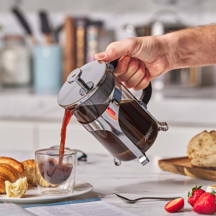 Avanti Café Press coffee plunger 800ml with coffee being poured